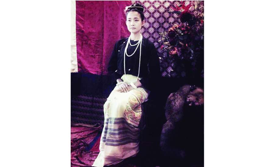 ရှေးခေတ်မြန်မာအမျိုးသမီးများ၏ စံနမူနာယူဖွယ် ဝတ်စားဆင်ယင်မှုများကို တွေ့ရစဉ်