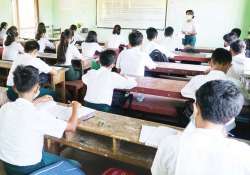 ပန်းကလေးတွေ လှနေတာကိုပဲ ကြည့်နေချင်သည်